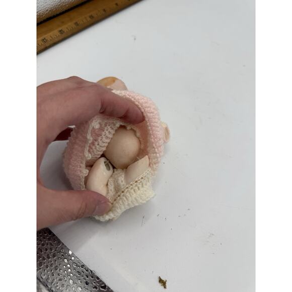 1979 Vintage Shackman Porcelain Doll Fully Jointed In Hand Crocheted Outfit - Picture 3 of 4